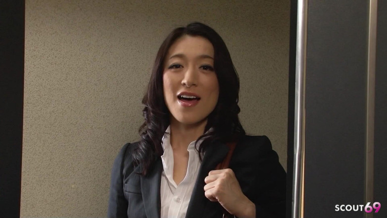 Asian porn collection: Nimfomanka japońska dojrzała nauczycielka uwodzi wielkiego kutasa chłopca do ruchania...