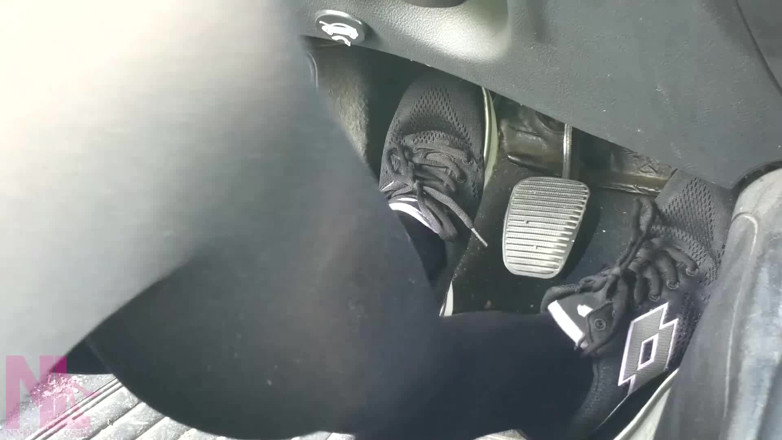 Nyllady: Sensuell pedalpumpning i svarta sneakers