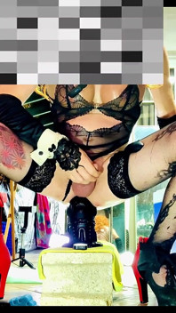 Fată drăguță în lenjerie neagră futând un vibrator anal monstruos