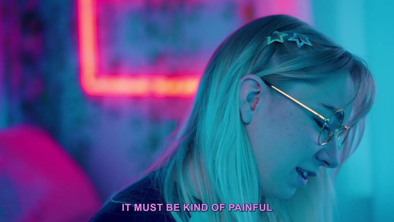 Jolie Lyon: Regarder du porno avec sa cousine finit en première fois