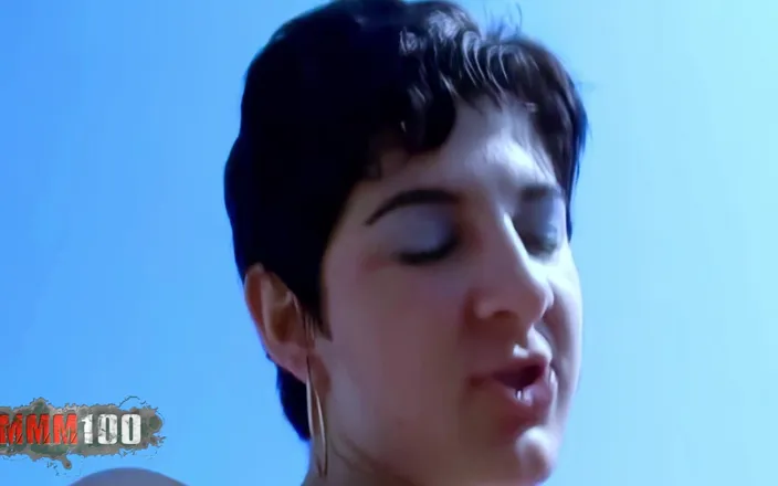 MMM100: Sabrina: Sexy brunetka Sabrina si svléká oblečení na terase