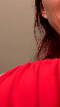 MILF Americana Cachonda Se Quita La Ropa Y Juega Con Su Coño Peludo