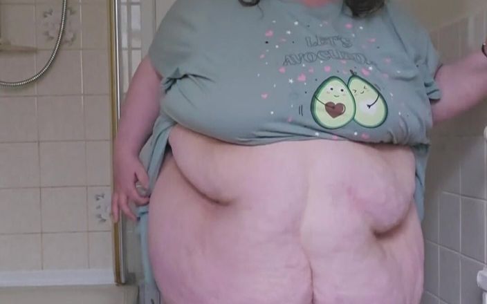 SSBBWLadyBrads: Joc cu burta la baie cu zeița