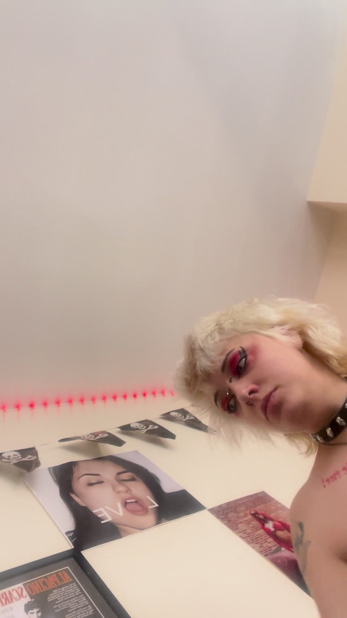 Glitterqueen1999: Mp4 chupando o nariz, espirrando, metendo fetiche de tossir