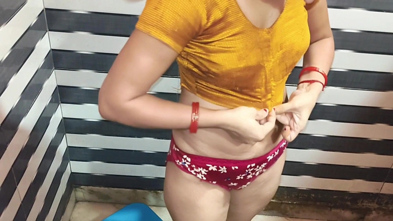 Village studio: Video Bhabhi Janvi mandi di bilik air menjadi viral. Indian...