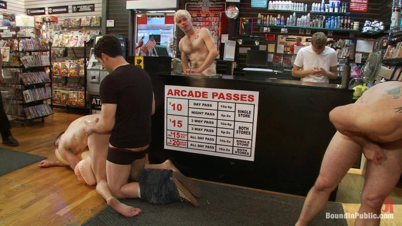 Bound in public: Un uomo innocente viene preso in un negozio di porno...