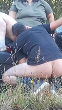 나는 오토바이를 타고 여자를 가지고 그녀는 그녀의 보지로 나에게 지불
