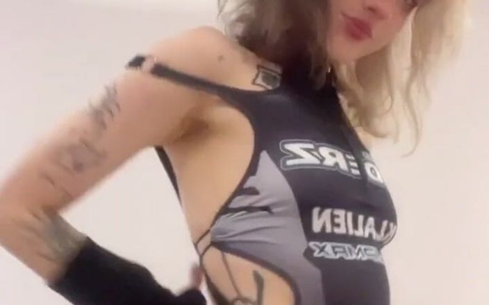 Soft Vulgar: Pequeña adolescente solo jugando con su coño