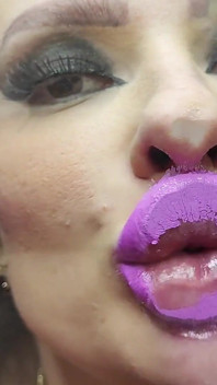 Pouty lips bimbo faz você gozar em seus travesseiros de pau brilhante