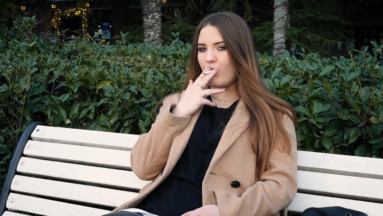 Russian Smokers: Chica rusa pasa su pausa para el almuerzo fumando 3 cigs...