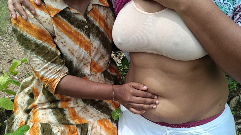 Magilmathi: Pasangan lesbian lagi asik mesra-mesraan di luar ruangan