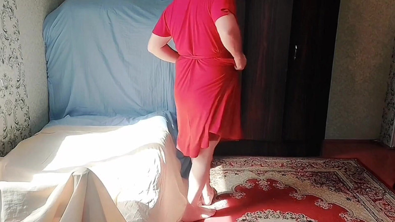 Kitty_Cross: Travestit superb care își expune coapsele în timp ce zâmbește drăguț