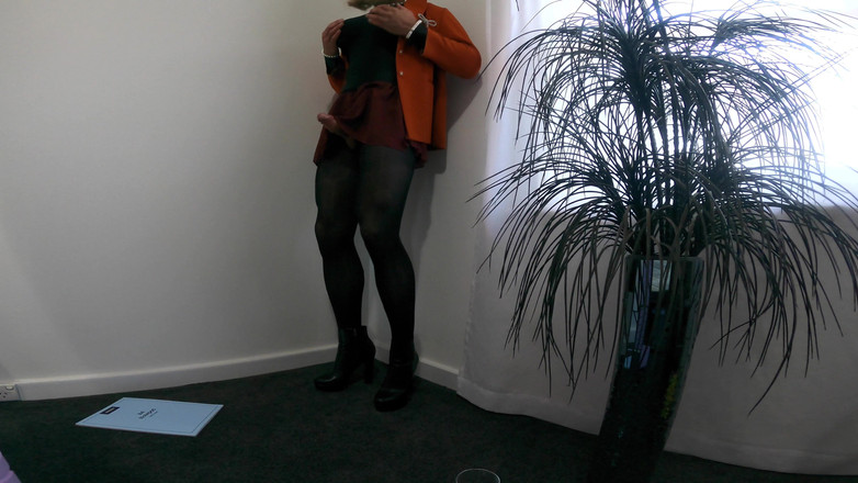 Muscle sissy slut Jessica: La salope musclée sexy au bureau