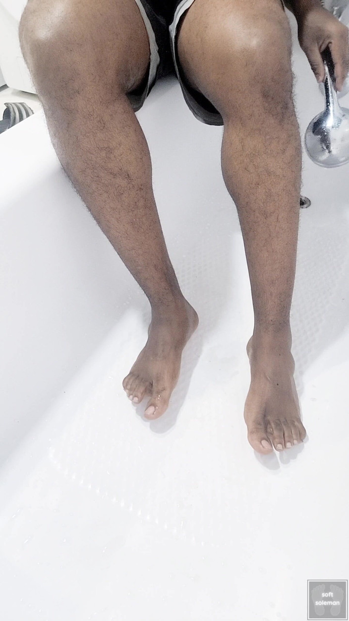 Soft Soleman: शॉवर स्क्रबर के साथ मेरे तलवों को साबुन से भरो (2025)