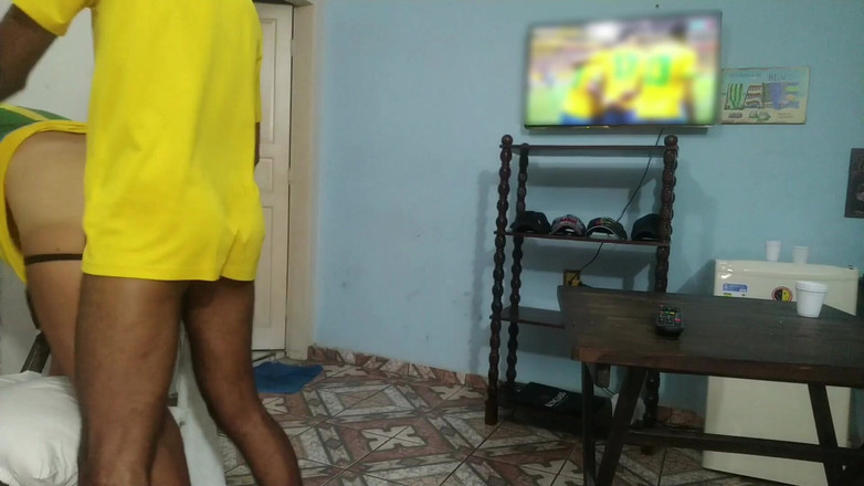 MiguellTrajano: Соседи смотрят кубок мира и решают заняться сексом, пока их жен нет дома - часть 3