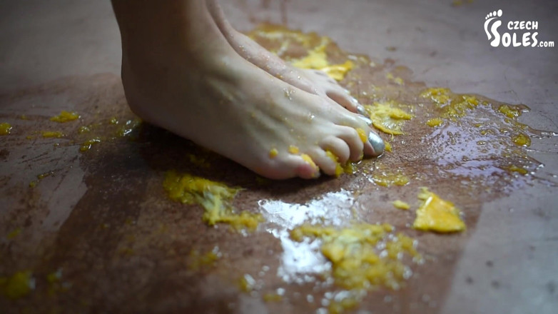 Czech Soles - foot fetish content: 나는 과일을 분쇄하고 당신은 내 발에서 핥을거야!
