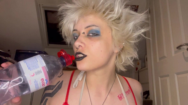 Glitterqueen1999: Крошечный мужчина пробирается в воду медсестры
