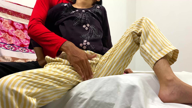 Desifilmy45: 友人未亡人ホット継母の大きなお尻とタイトな猫が激しく犯される