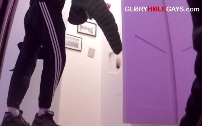 GLORYHOLEGAYS: ग्लोरीहोल पर बिना कंडोम समलैंगिक चुदाई - कच्चे कॉलेज छात्र कार्रवाई