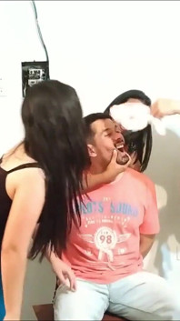 Das strumpfhosen-bondage-boy-spielzeug des latina-trios werden
