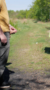 Masturbazione e sperma sulle gambe di lei. Pubblicamente.