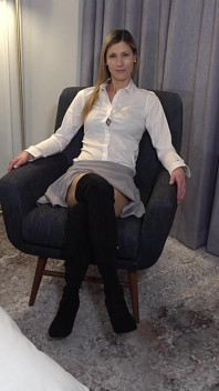 La prostituta hobby viene convinta dal capo dell'agenzia a scopare