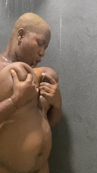 Nat en geil onder de douche