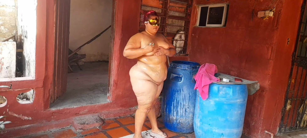 Gordita Culo Rico: Üvey annemi evinin terasında duş alırken gözetliyor.