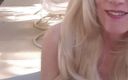 Wicked Sexy Melanie: Onweerstaanbare blonde rijpe vrouw trekt af en zuigt harde pik