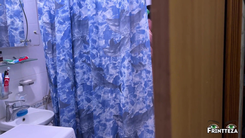 Frintteza: Üvey oğul duşta üvey annesini gözetliyor, üvey anne yarak emiyor