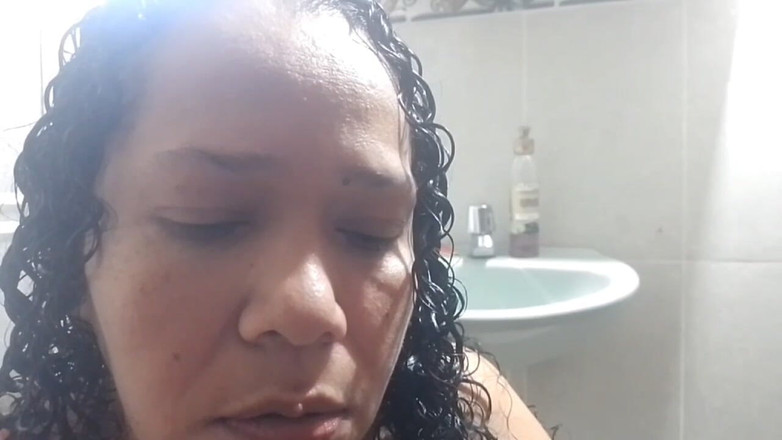 Milfcaliente69: MILF panas melancap di bilik air bos dengan dildo dan...