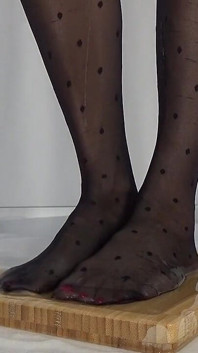 Saya kencing di kaki saya yang cantik dalam stoking