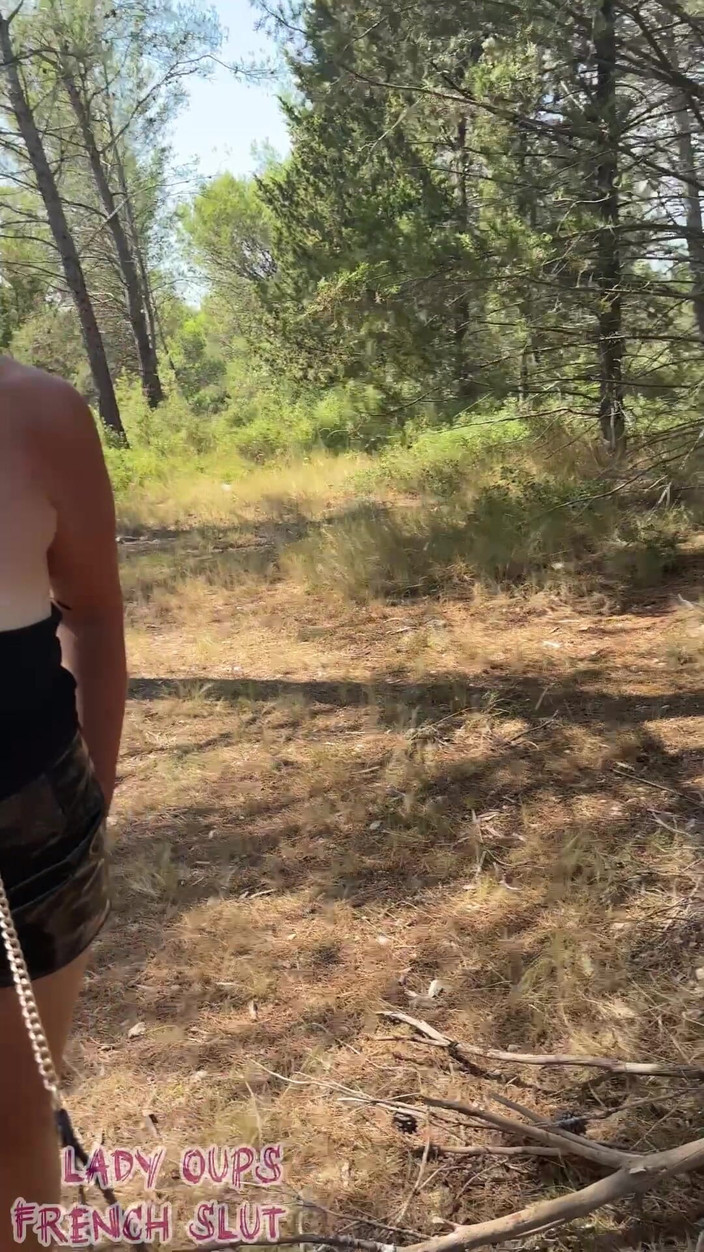 Lady Oups: Segurado Em Uma Coleira Em Uma Micro Saia De Látex...