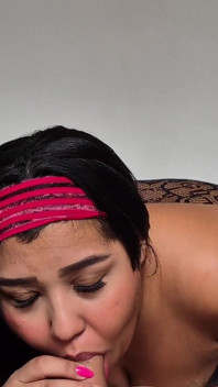Berkongkek dengan si rambut coklat, jiran, 'asing', saya memasukkan semua zakar saya ke dalam mulutnya