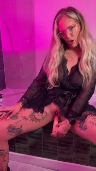 Diosa Gigi fumando consolador y mamada