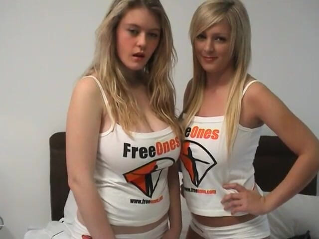 Girl on Girl: ホットブロンドのビンボスブルックリトルとジェシカは、回転法で働く友人のためにカメラで裸でポーズをとっています