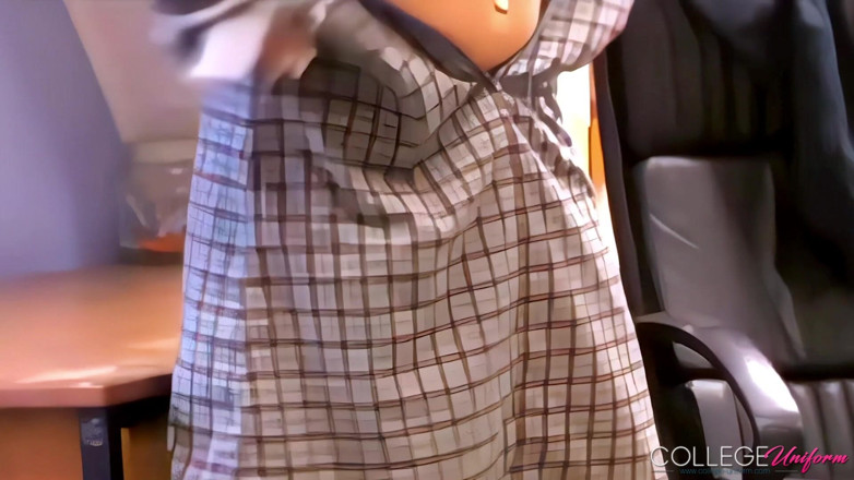 College Uniform: Filmare cu rochie de vară cu Fiona G