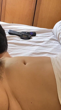 Novias Lésbicas Se Deleitan Con Sesiones De Cunnilingus Apasionado, Lamiendo Y Chupando El Coño Peludo Hasta El Agotamiento