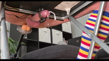 Submisivní teenagerka je ošukaná šukacím strojem a stříká mrdku bez rukou