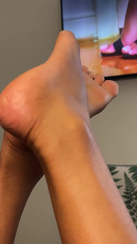 熟女在打电话时脚
