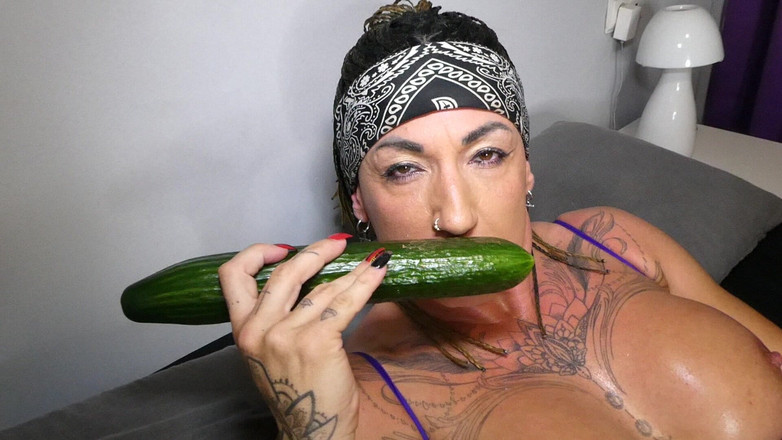 Danaxmuscles: Nymfomanka si rozbije zadek Courgette