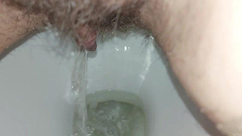 GinnaGg: 我在厕所里撒尿
