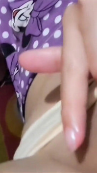 Une actrice amateur se masturbe et touche ses gros nichons