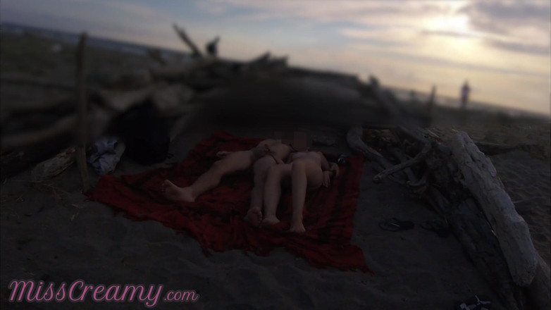 Miss Creamy: 내 마누라를 만지고 내 자지를 자위하는 낯선 사람이 사정으로 누드 해변에서 자위하다