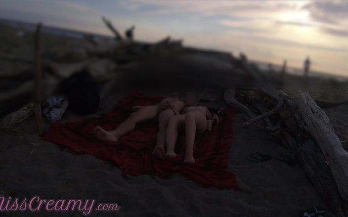 Miss Creamy: Yabancılar karımı çıplak bir plajda yarağıma dokunarak ve mastürbasyon yaparken boşalmayla...
