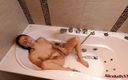 Alice KellyXXX: Cutie masturbeert poesje onder de douche met heet water