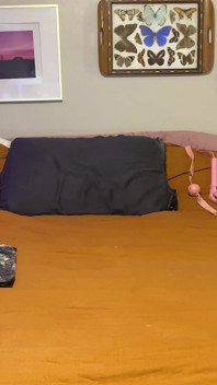 Calypso mengongkek dirinya dengan dildo sehingga orgasme
