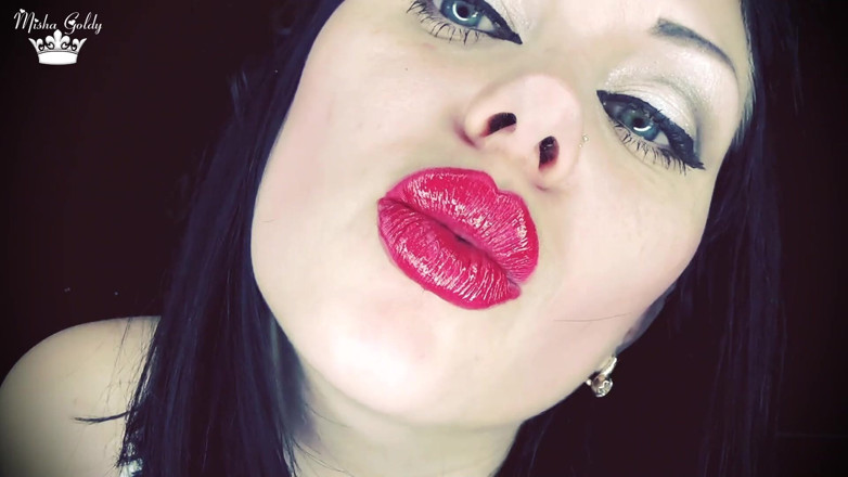 Goddess Misha Goldy: Mina röda kyssar får dig att komma i mitt ansikte...