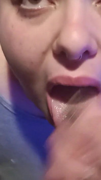 La ragazza dai capelli rossi fa il miglior pompino, la scopo così forte e le sborro sul viso