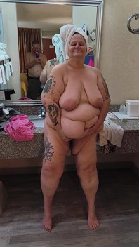 Ballare nuda con un asciugamano si è mangiata la figa e squirta